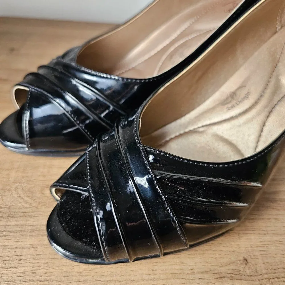SOFT STYLE A HUSH PUPPIES COMPANY PATENT LEATHER PUMPS SIZE 9.5 WOMENS